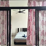 1Tebrau Studio Room Netflix Youtube